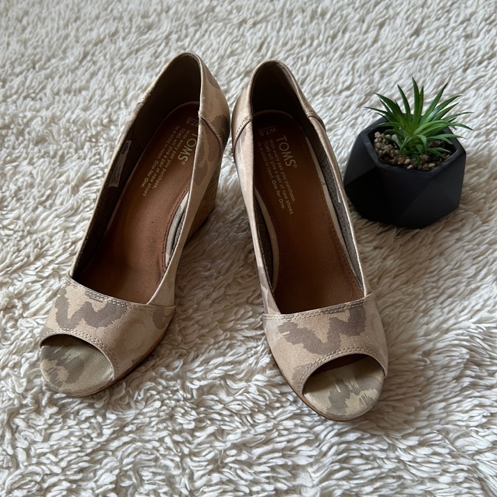 Never worn Tom's White and Earthy Toned Camo Peep Toe Cork Wedge size 7.5 M
